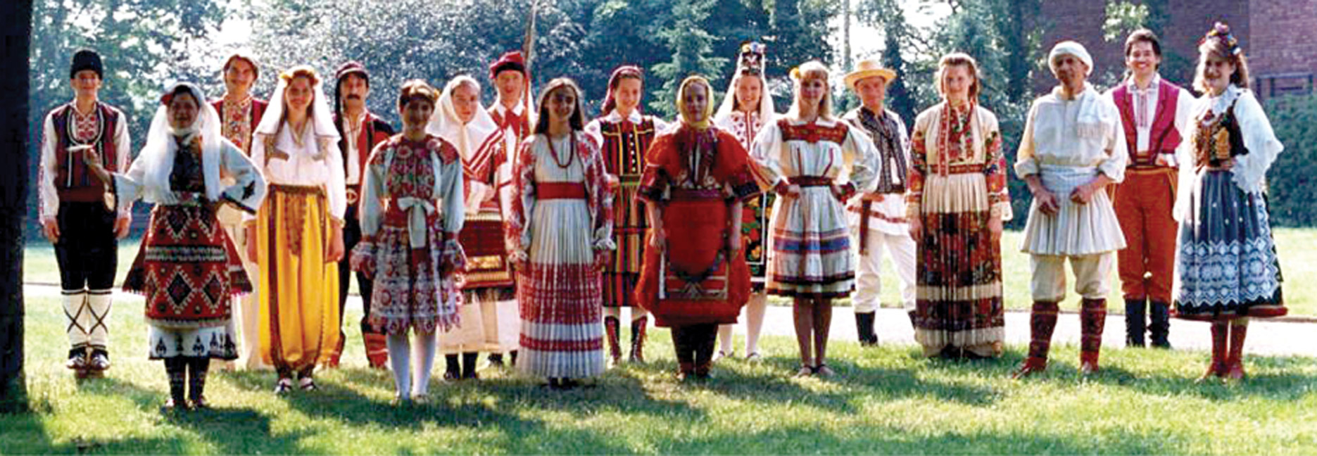 SLAWIA - Internationales Folklore-Tanzensemble :: Frankfurt/Main :: Kostüme :: Gruppe im Park :: Foto: L. Postl Kostüme :: Gruppe im Park :: Foto: L. Postl