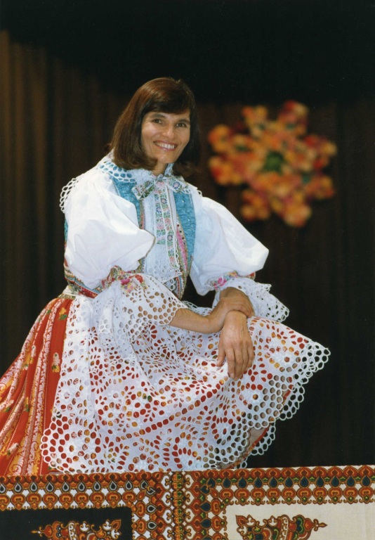 SLAWIA - Internationales Folklore-Tanzensemble :: Frankfurt/Main :: Leitung in Böhmischer Tracht :: Foto L. Postl Dagmar von Garnier :: Foto L. Postl