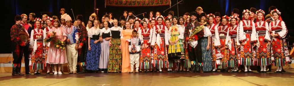 Tänzerinnen und Tänzer des Internationalen Folklore-Tanzensembles SLAWIA :: Frankfurt/Main